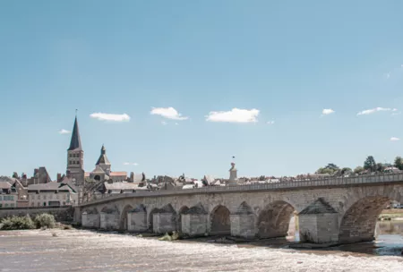 Pont sur la Loire : Réparation du pont et construction d’une passerelle