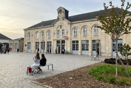 Gare de Dole (39) - Façade Sud Bâtiment voyageurs et parvis 